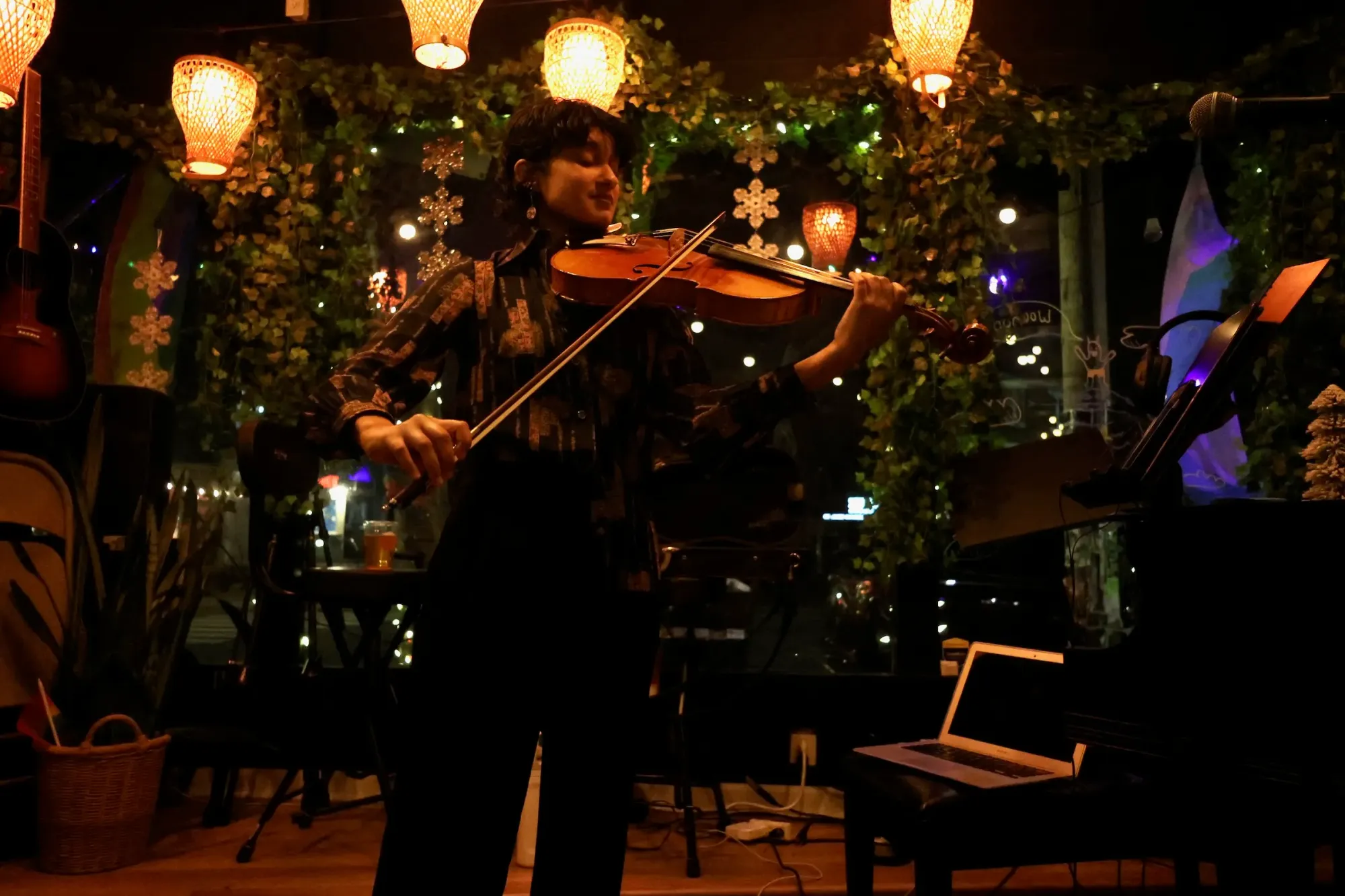 Solo Violist Brings Bach To The Coffee Shop