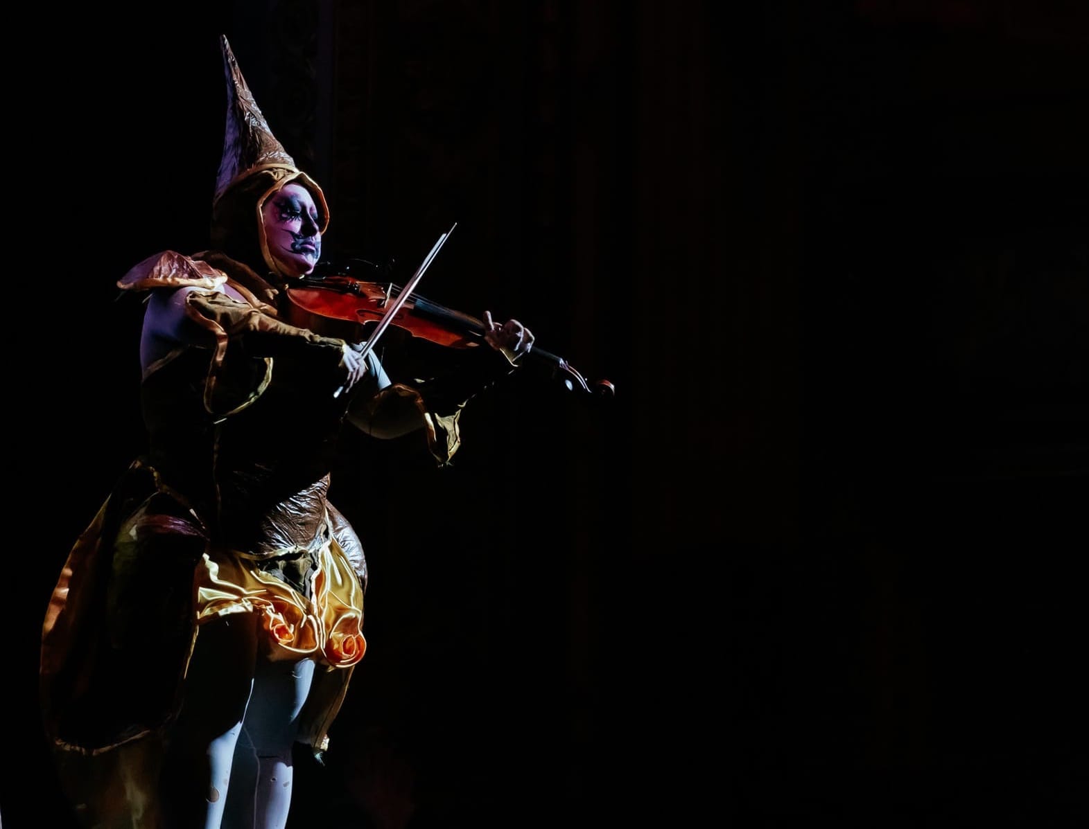 A  Descent into the Surreal: Obsidiene Obsurd’s Classical Reimagining of Drag