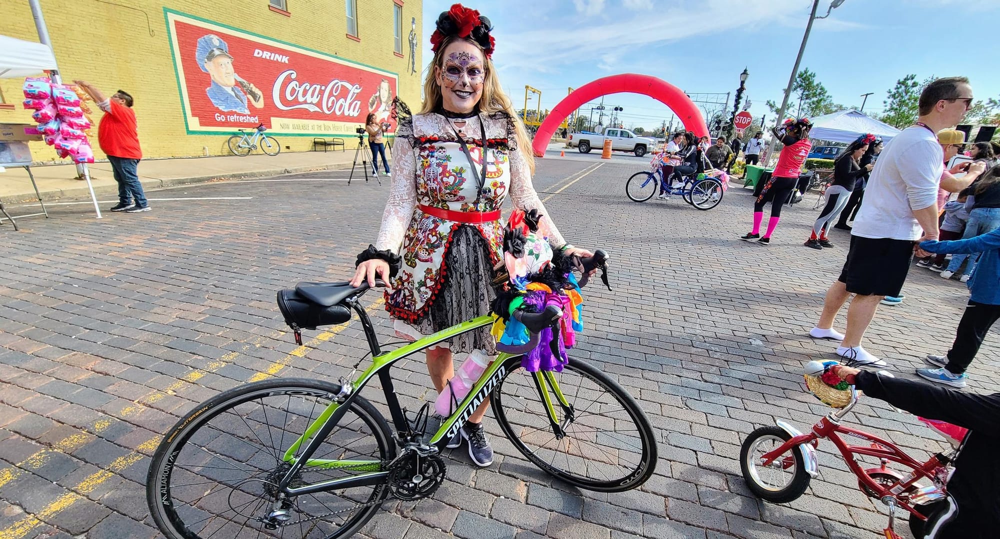 “Latinas en Bici” Roll on Day of the Dead